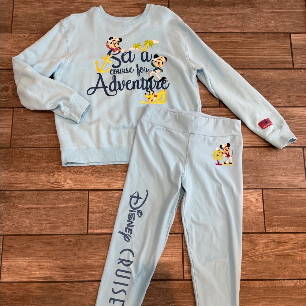 Size Medium pullover/matching leggings
Worn once. Cut tag on pants